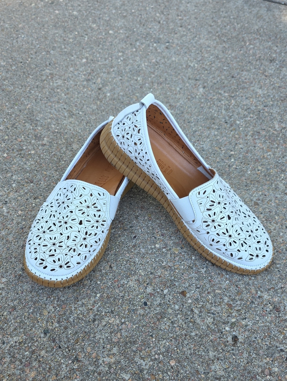 Spring Step Jookin White Laser Cut Flowered Boho Leather Slip On Loafers Size 38